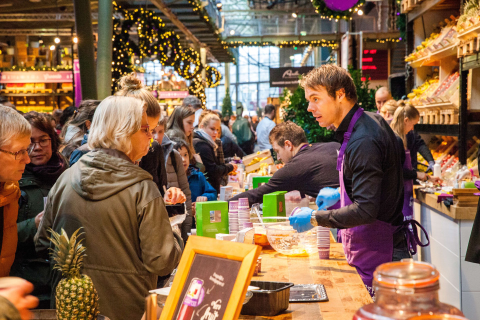 Allerhande kerstfestival fruitstand proeven