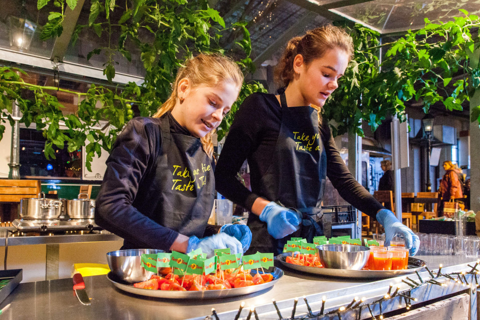 Allerhande kerstfestival tasty tom tomaten uitdelen