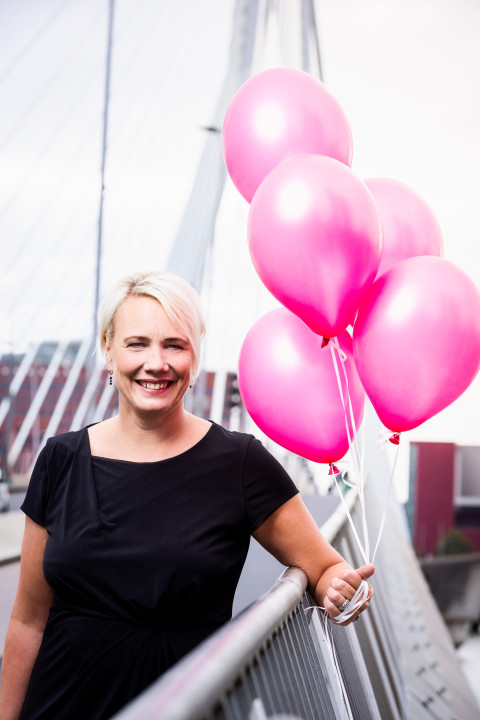 Susan van Schie op Erasmusbrug in Rotterdam